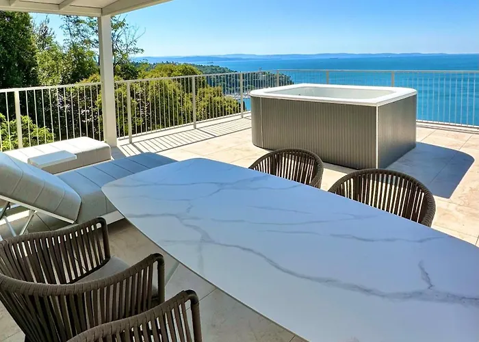 Maximilian 4* Τεργέστη